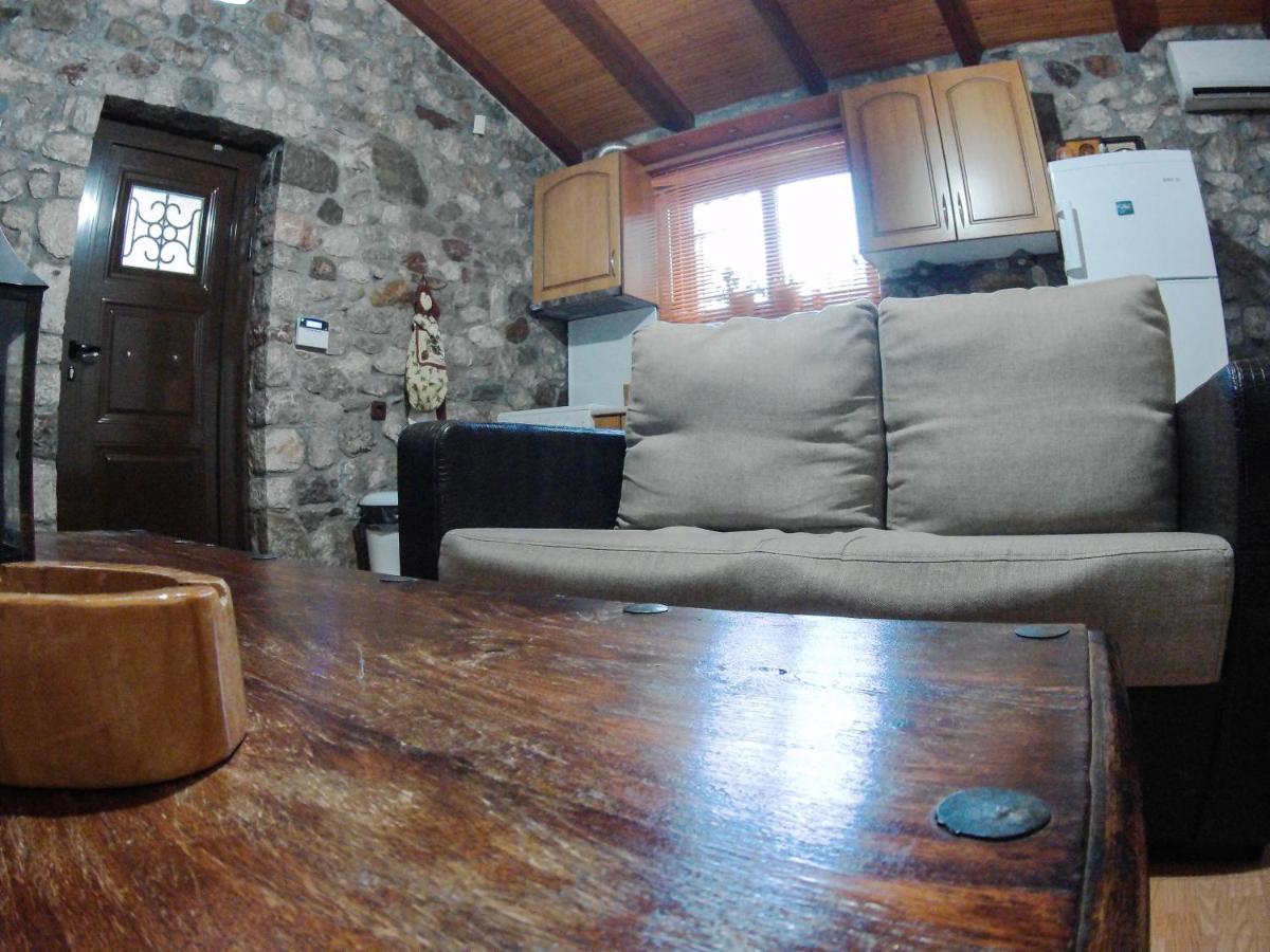 הוילה Paralía Patras Stonehouse With Large Yard - Πέτρινο Σπίτι Με Αυλή מראה חיצוני תמונה